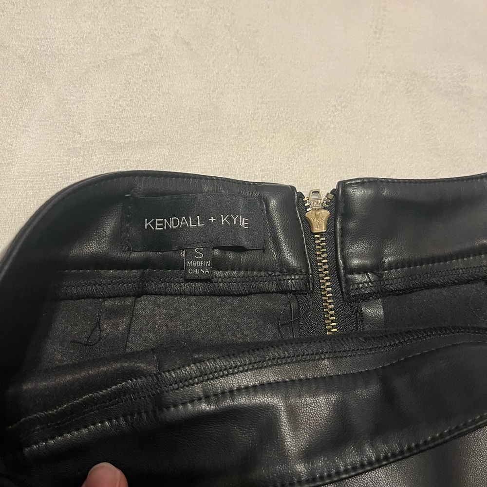 Kendall+Kylie Black Faux Leather Mini Skirt Size S Front Slit Trendy Edgy Chic - Picture 2 of 6